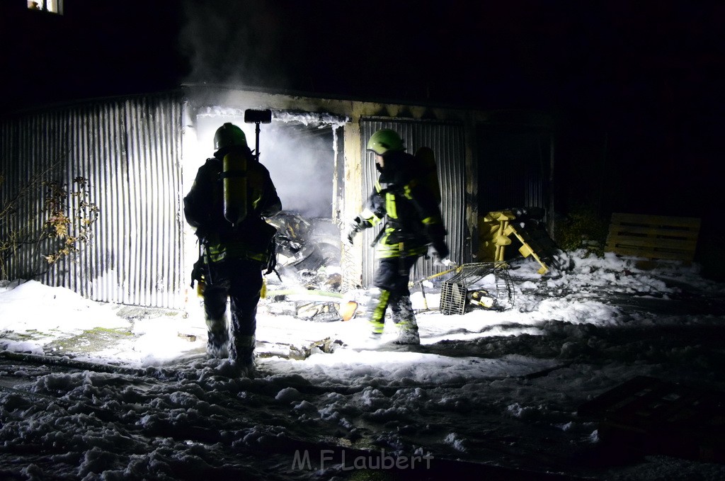 Feuer Hinterhof Garagen Koeln Hoehenberg Olpenerstr P062.JPG - Miklos Laubert